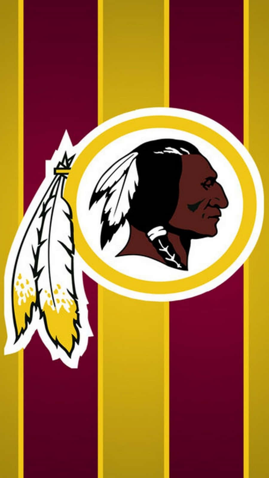 Washington Football 桌布 壁紙 — 大膽的栗色和金色垂直條紋框住了華盛頓指揮官標誌，其中包含一位戴著羽毛頭飾的美洲原住民側面輪廓。