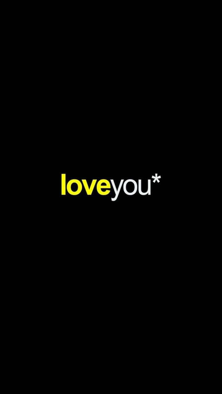 Lovers 桌布 壁紙 — 大膽的極簡文字，在鮮明的黑色背景上以黃色和白色顯示 loveyou*。