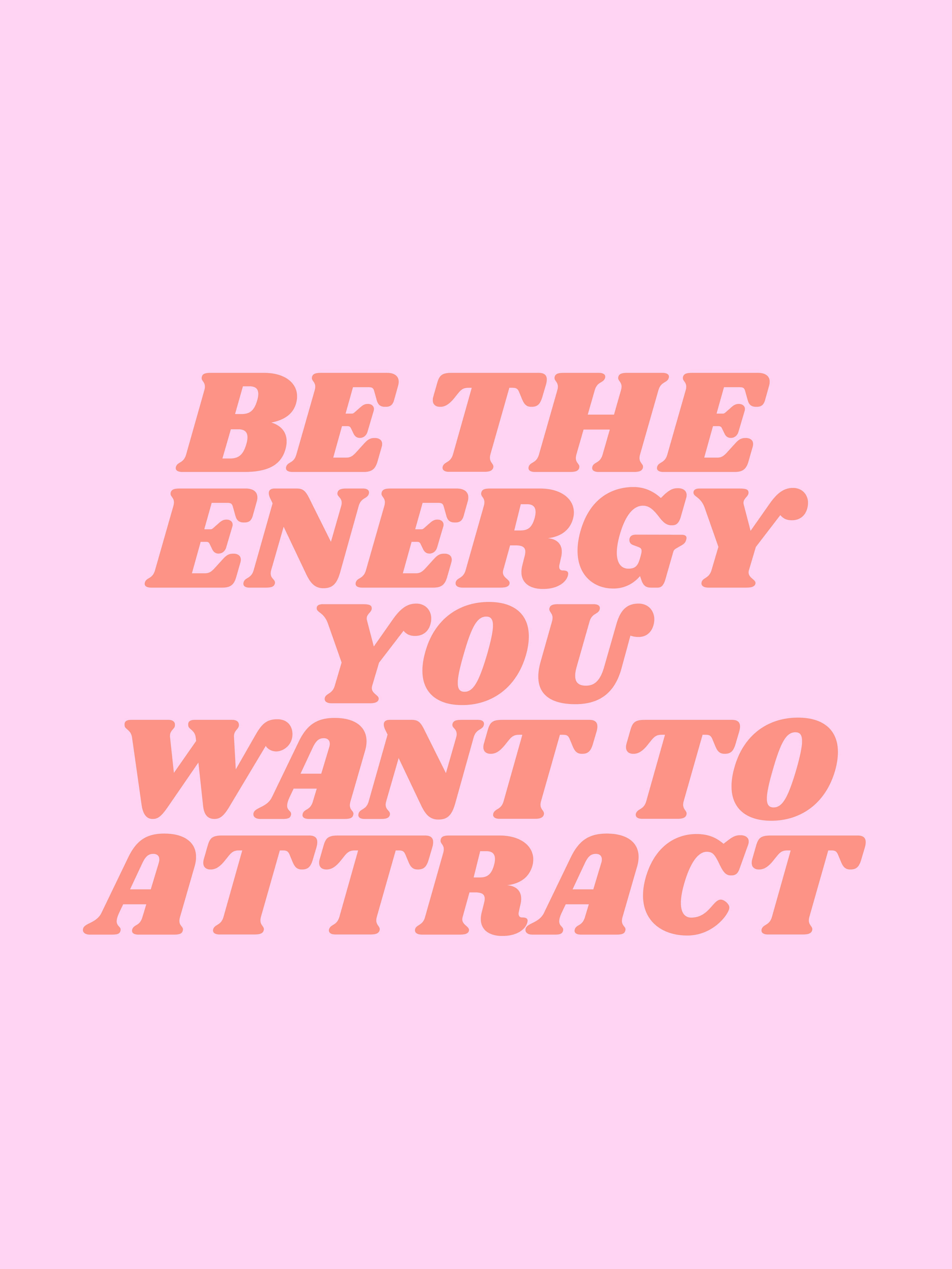 勵志語錄 桌布 壁紙 — 大膽的珊瑚色文字寫著「BE THE ENERGY YOU WANT TO ATTRACT」，背景為柔和的粉紅色。