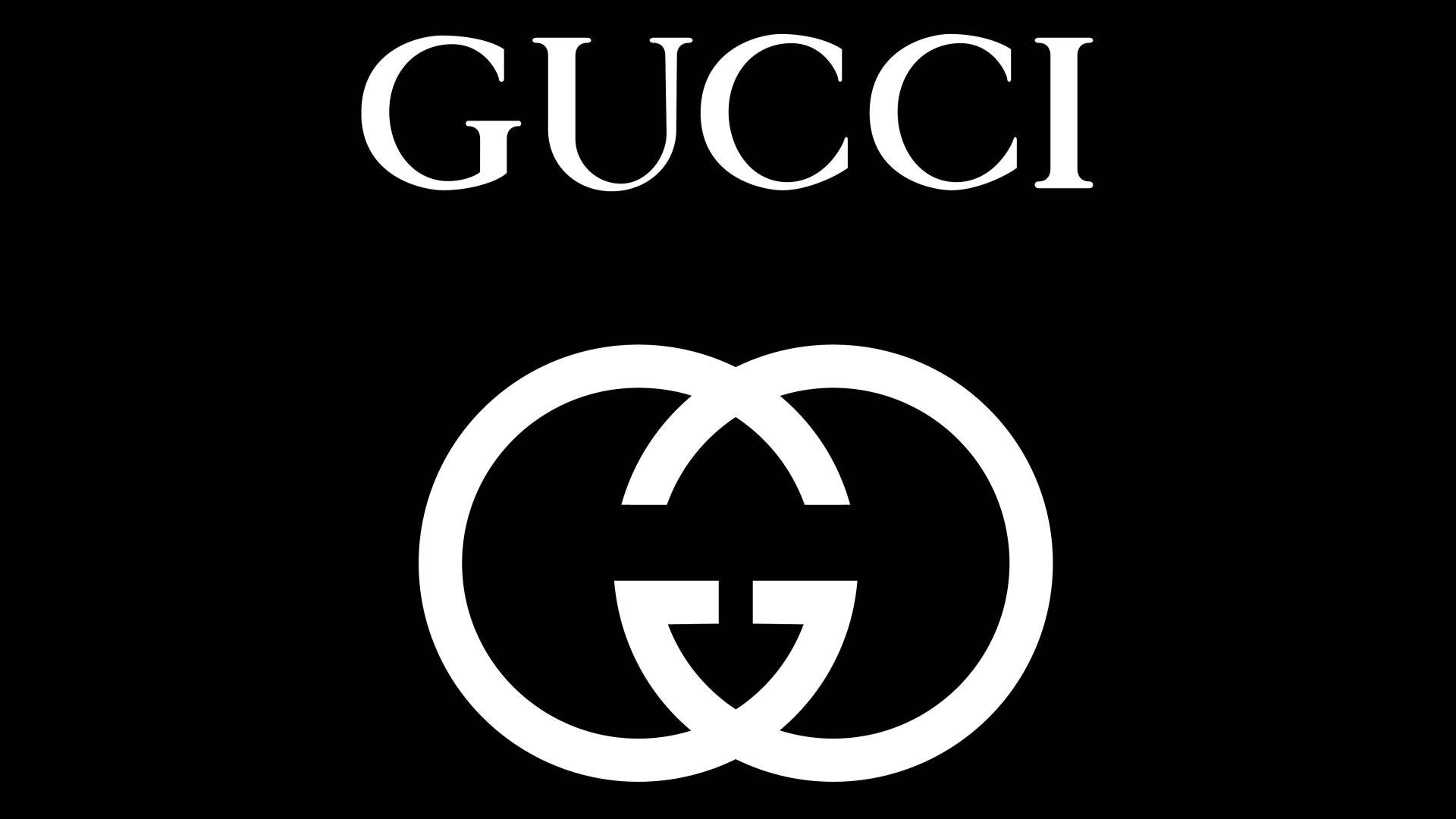 Gucci 品牌標誌和互鎖 G 徽章以白色顯示在黑色背景上。 — 古奇家族 壁紙
