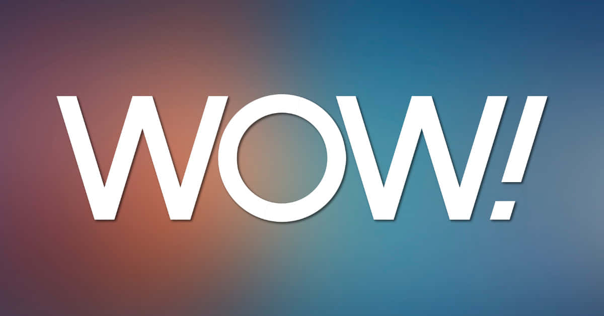 Wow 桌布 壁紙 — 大膽的白色「WOW！」文字在融合溫暖橙色和冷藍色調的漸變背景上脫穎而出。