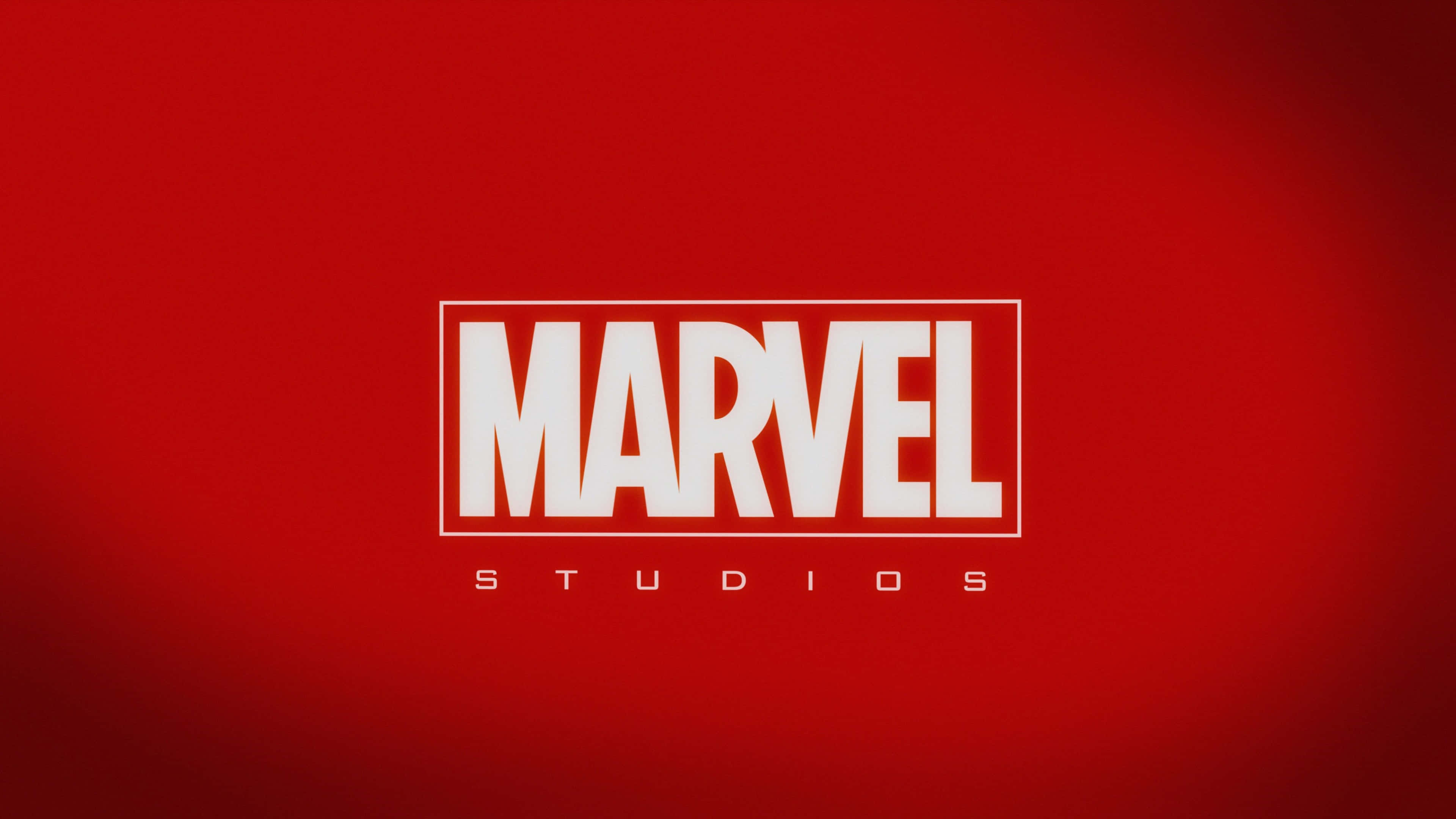 4K Marvel 壁紙 桌布 壁紙 — 大膽的白色Marvel Studios標誌居中在豐富的紅色漸變背景上。