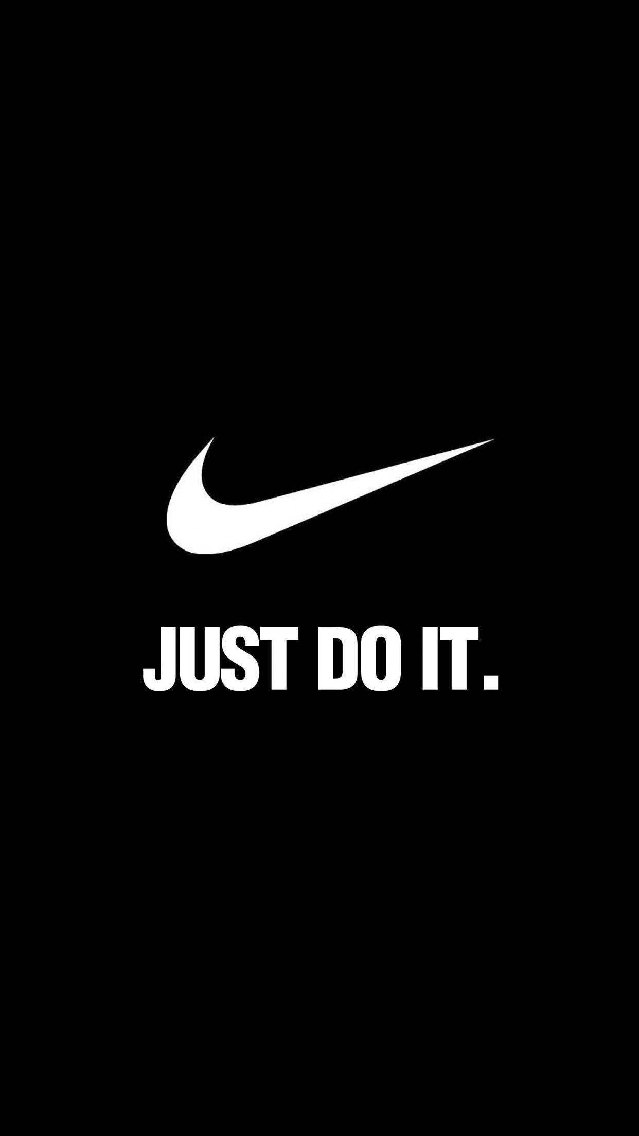 Just Do It Nike iPhone 壁紙 — 大膽的白色Nike勾號和標語「JUST DO IT」居中在鮮明的黑色背景上。