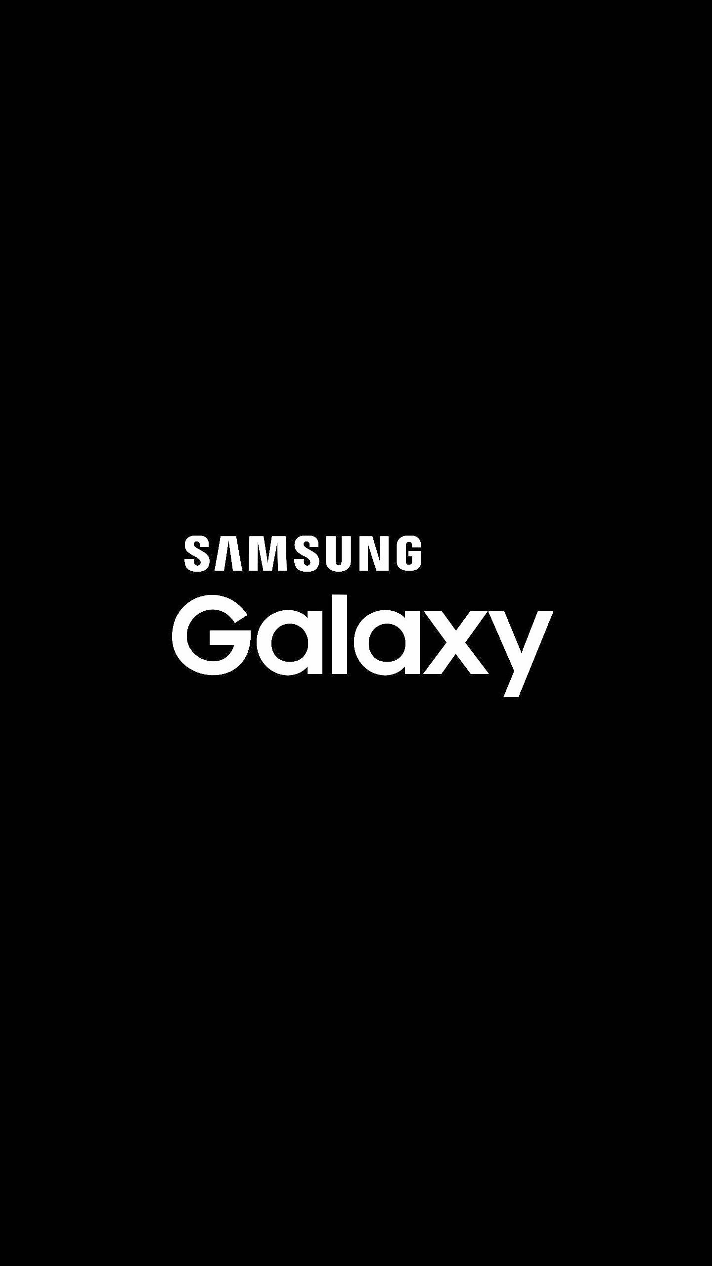 三星 桌布 壁紙 — 大膽的白色Samsung Galaxy標誌居中在純黑色背景上。