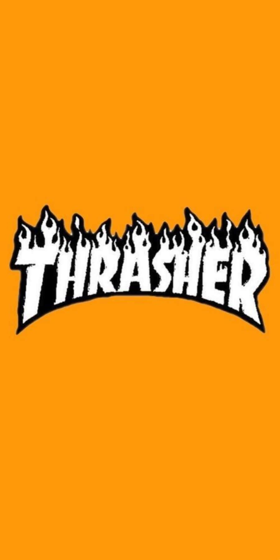 "Fear No One." 壁紙 — 大膽的白色Thrasher標誌，火焰邊緣居中在純橙色背景上。
