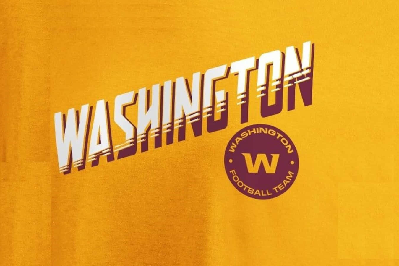 Washington Football 桌布 壁紙 — 大膽的白色和栗色華盛頓橄欖球隊標誌，帶有風格化文字，置於有紋理的金黃色背景上。