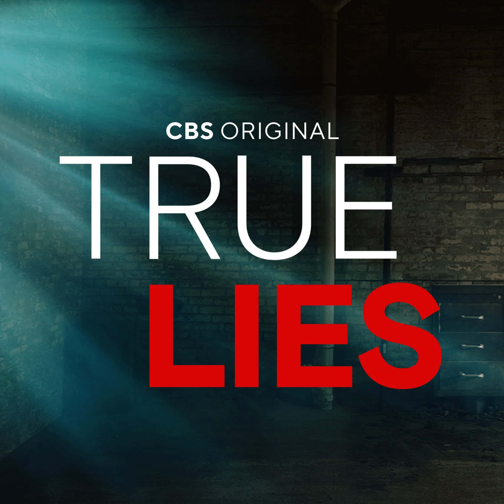 True Lies 桌布 壁紙 — 大膽的白色和紅色文字「TRUE LIES」主導了一個昏暗的磚牆房間，帶有戲劇性的青色光束。