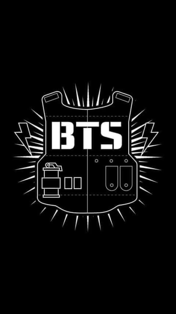 Bangtan Sonyeondan 桌布 壁紙 — 大膽的白色線條藝術，描繪一件戰術背心，中央帶有 'BTS' 文字，背景為帶有放射狀尖刺的純黑色。