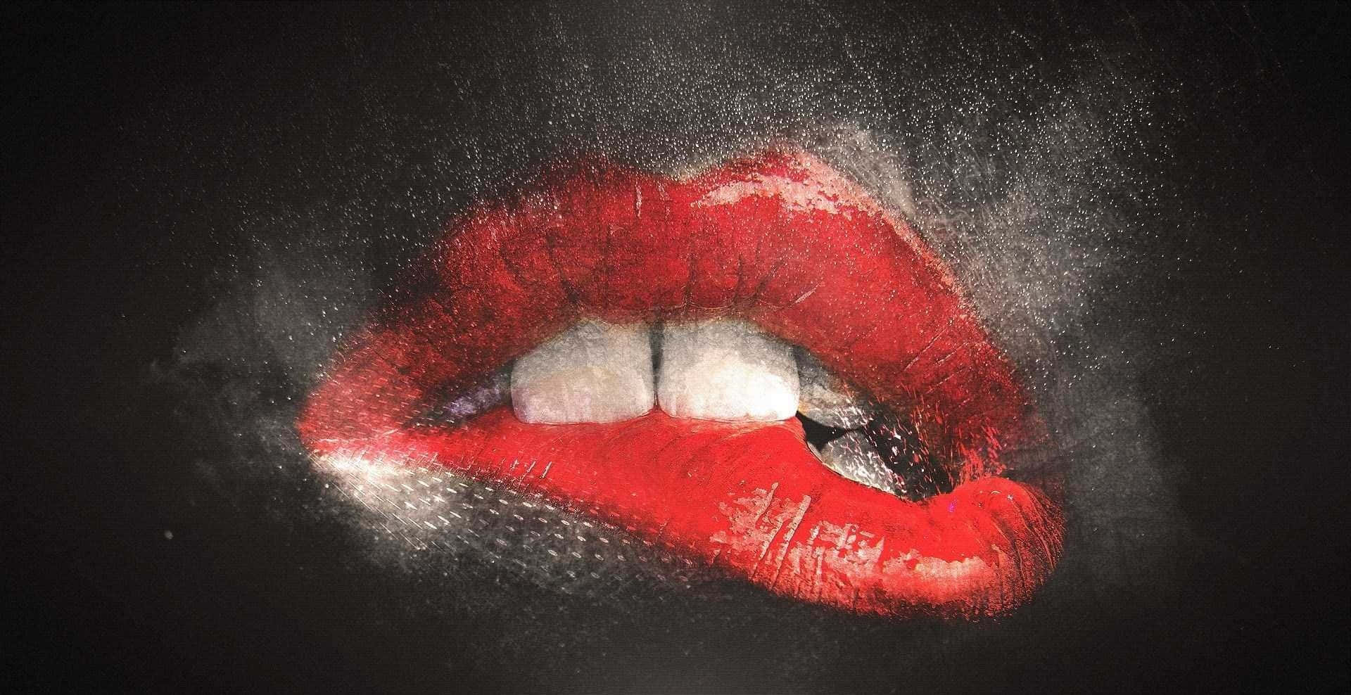 red lips 桌布 壁紙 — 大膽的紅唇與白齒突破白色粉末雲，背景為黑色。