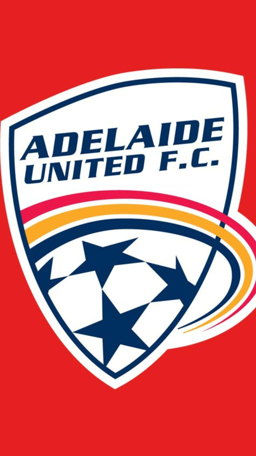 Adelaide United 桌布 壁紙 — 大膽的紅色背景展示阿德萊德聯足球會的徽章，帶有藍色星星和彩色條紋的盾形設計。