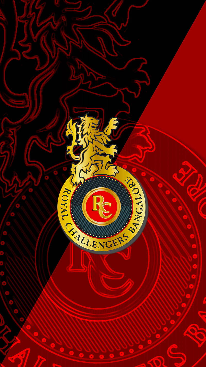 royal challengers bangalore 桌布 壁紙 — 大膽的紅黑牆紙，飾有金色皇家挑戰者班加羅爾標誌和雄獅徽章。