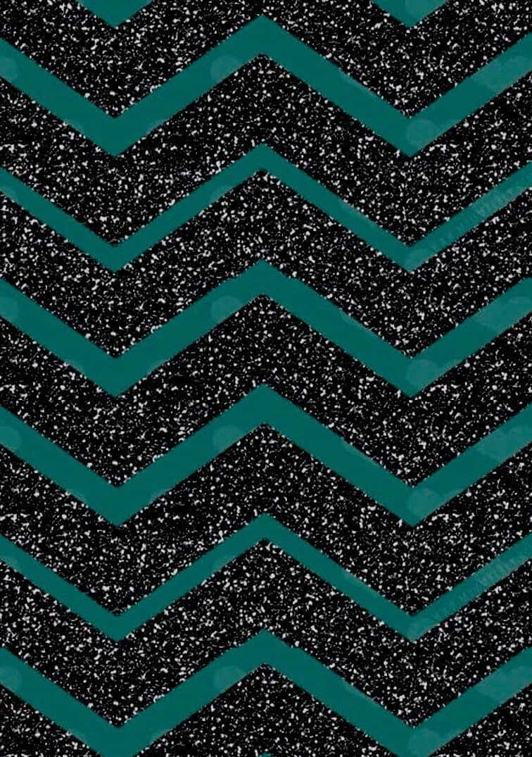 Dark Teal 桌布 壁紙 — 大膽的藍綠色人字形條紋在黑色閃粉背景上形成重複的幾何圖案，形成鮮明對比。