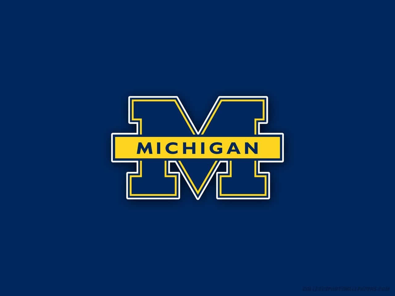 Michigan Wolverines 桌布 壁紙 — 大膽的藍色和黃色密歇根標誌居中在純海軍藍背景上，帶有乾淨的白色輪廓。