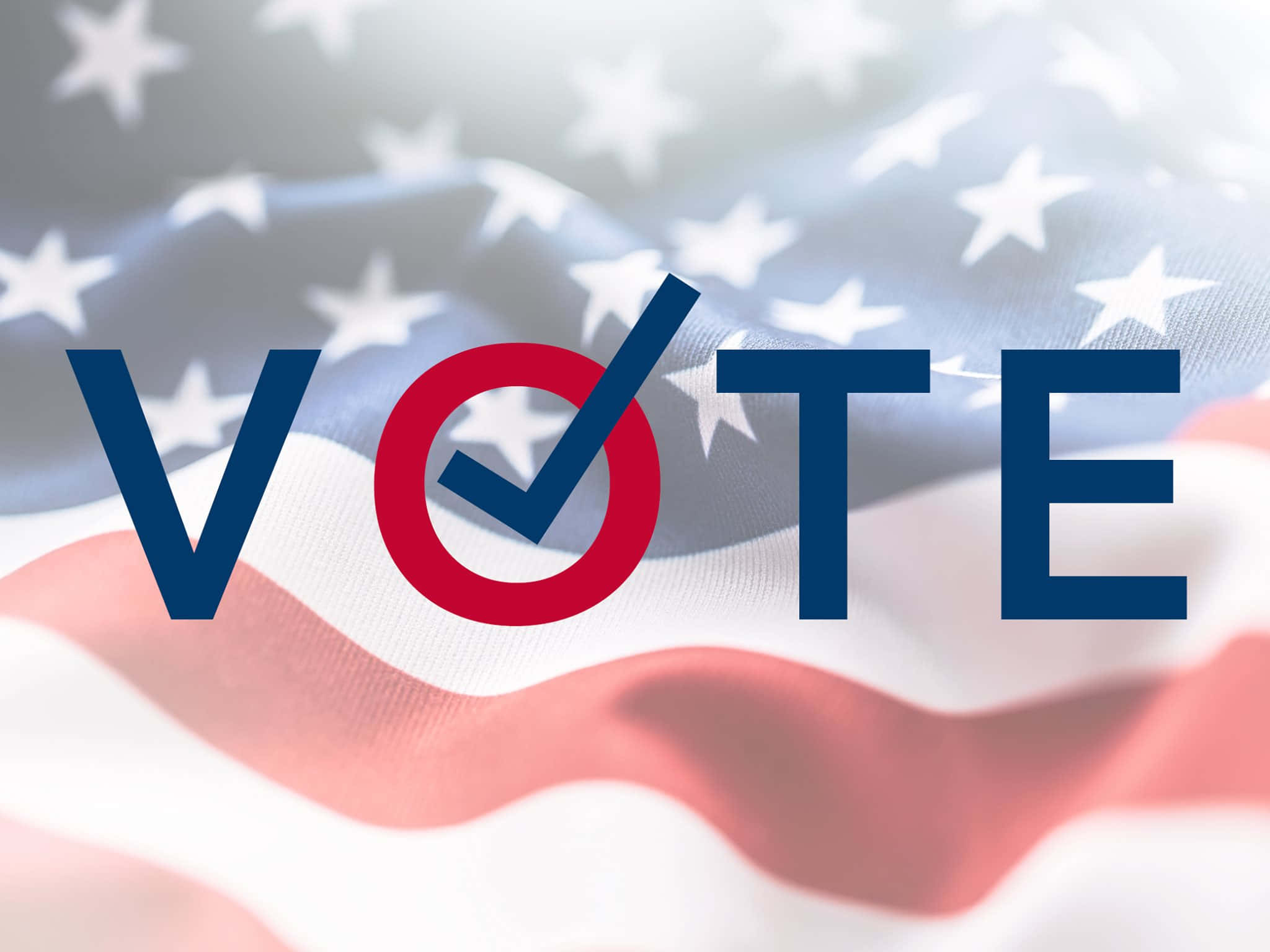 Election 桌布 壁紙 — 大膽的藍色投票文字配上紅色剔號，疊加在背景中輕柔模糊飄揚的美國國旗上。
