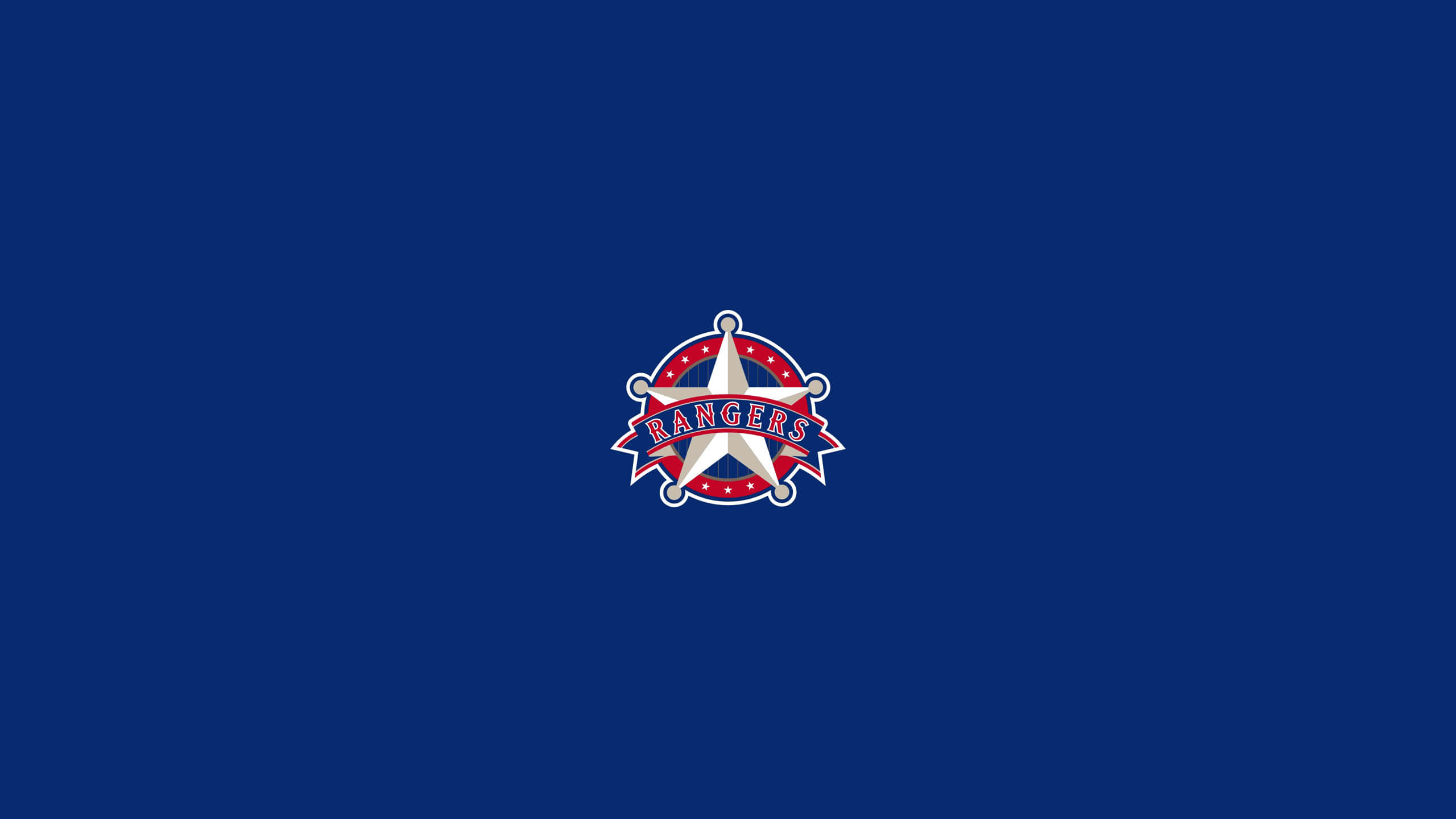 MLB Teams 桌布 壁紙 — 大膽的藍色背景上，中央有一個紅、白、藍色的 Rangers 標誌，帶有星星和絲帶設計。