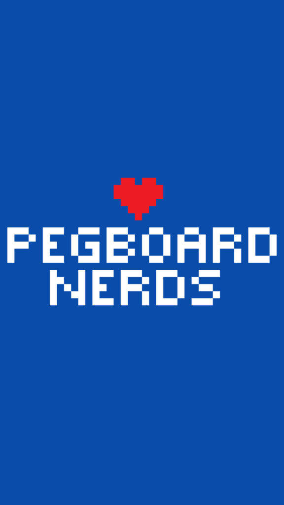 Pegboard Nerds 壁紙 — 大膽的藍色背景上，有像素化的白色文字寫著「PEGBOARD NERDS」，上方有一個紅色像素心形。