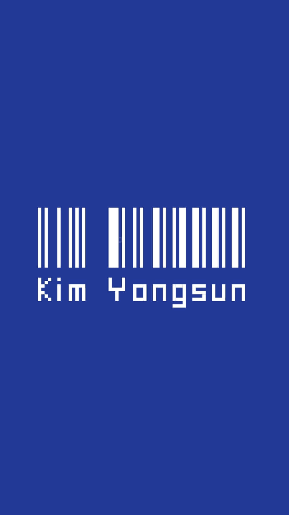 Barcode Scanning 桌布 壁紙 — 大膽的藍色背景上有一個白色條碼，下方以像素文字顯示名字 Kim Yongsun。