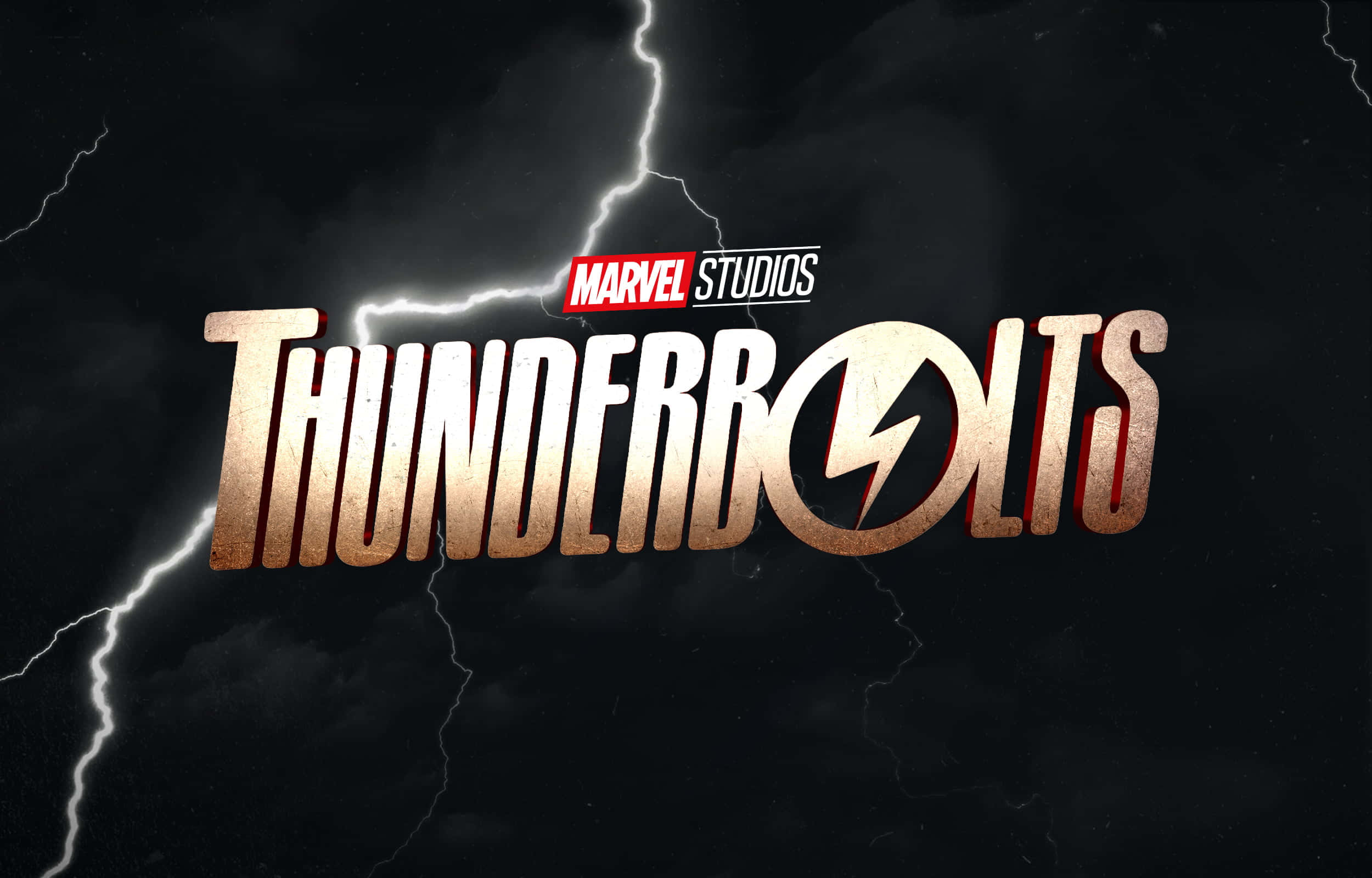 Thunderbolts 桌布 壁紙 — 大膽的金屬質感雷霆特攻隊標誌在Marvel Studios品牌下，於暴風雨的黑夜中閃爍著閃電。