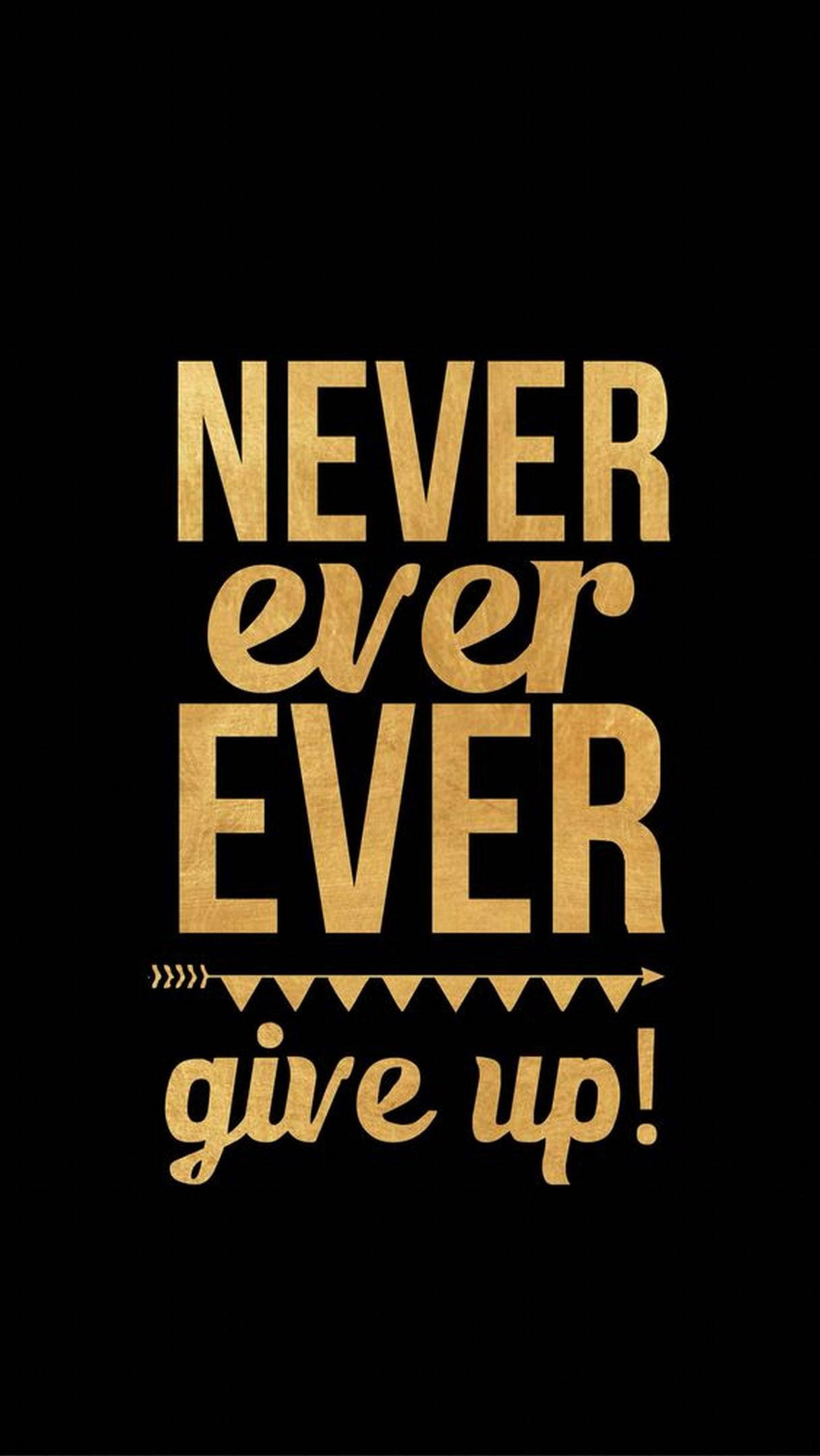 語錄 桌布 壁紙 — 大膽的金色勵志文字「NEVER ever EVER give up!」在純黑色背景上搭配裝飾性箭頭突出顯示。