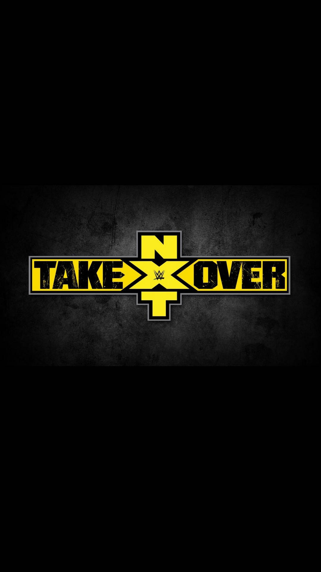 WWE NXT Take Over 壁紙 — 大膽的黃色WWE TakeOver標誌居中在帶有黑色邊框的粗糙深灰色紋理背景上。