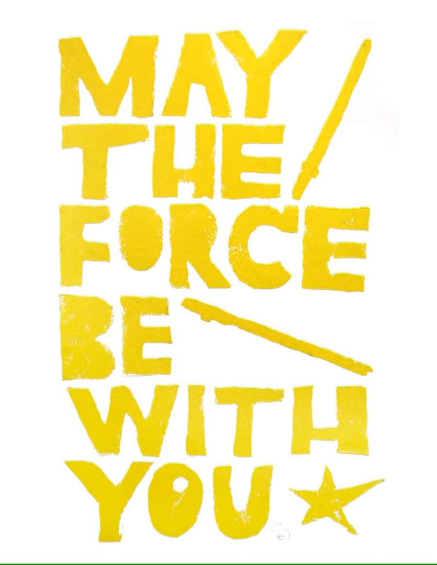 May The Force Be With You 桌布 壁紙 — 大膽的黃色筆觸文字寫著「MAY THE FORCE BE WITH YOU」，並帶有星星和光劍圖案，背景為白色。