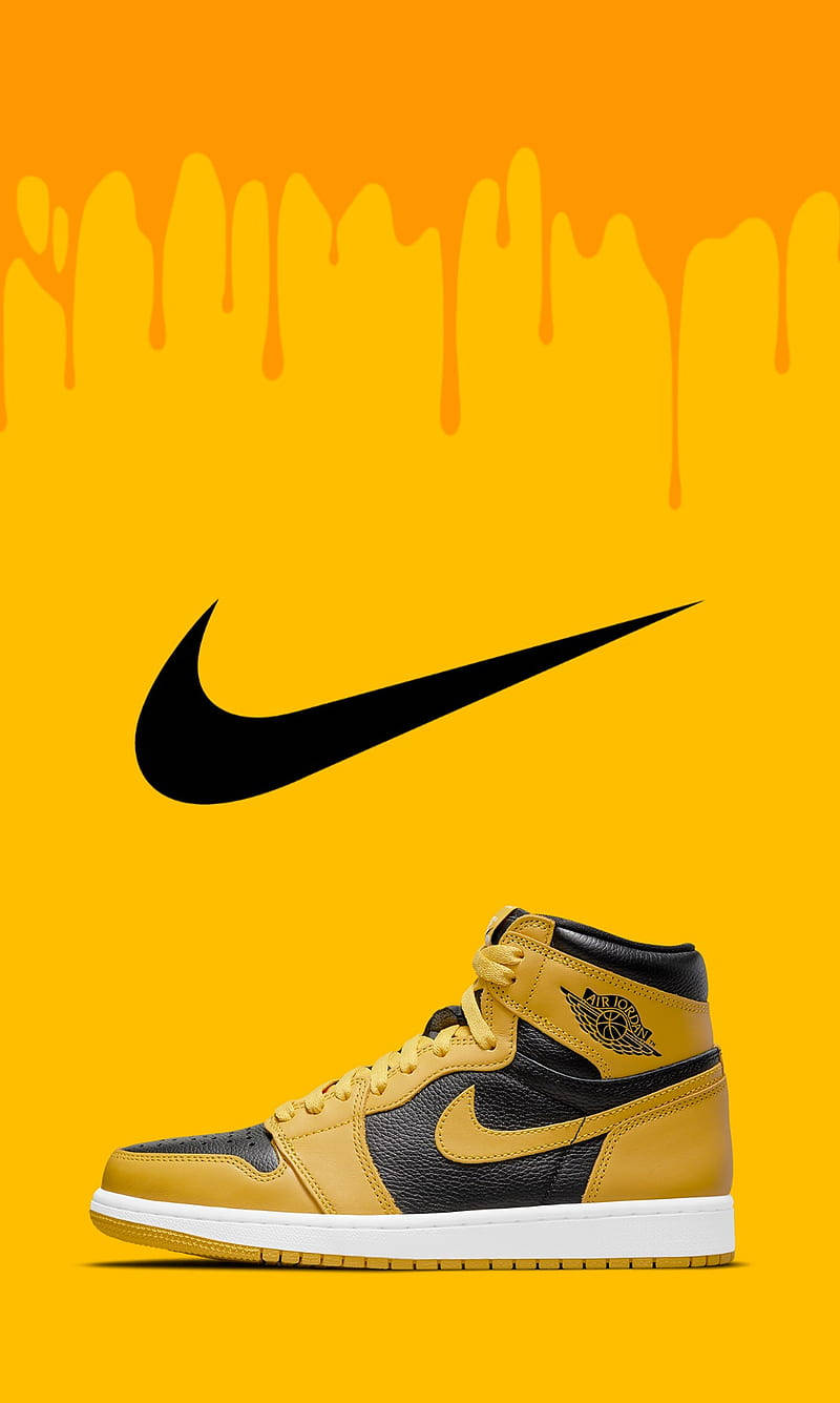 Nike Air Jordan 1 桌布 壁紙 — 大膽的黃色背景上油漆滴落，黑色Nike標誌和金色黑色Jordan 1運動鞋在上方。