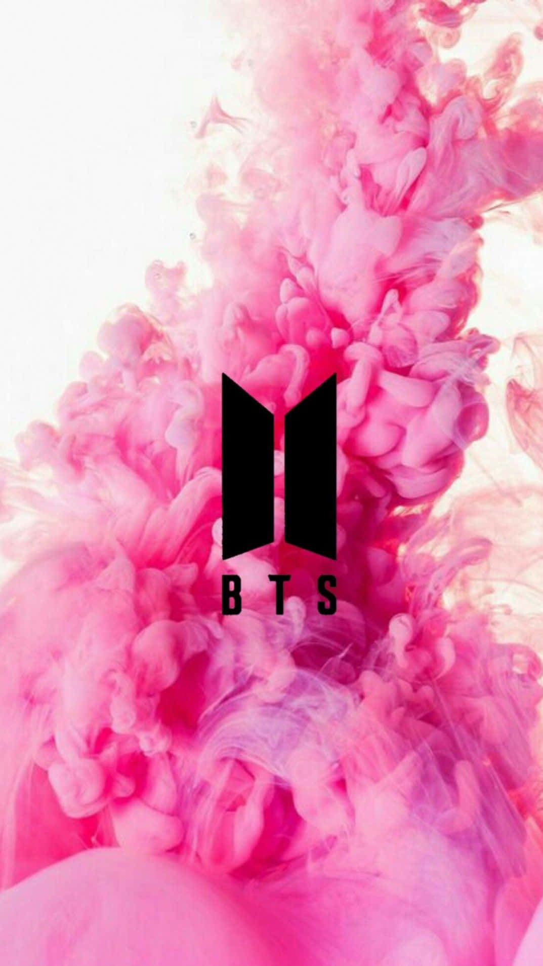 Bts Icon 桌布 壁紙 — 大膽的黑色BTS標誌從旋轉的鮮豔粉紅色墨水中浮現，背景為純白色。