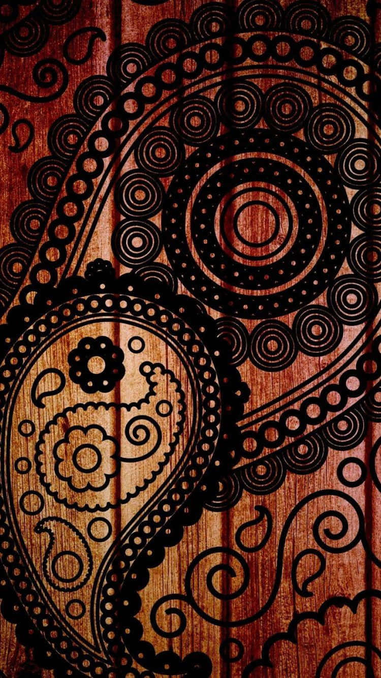 Paisley 桌布 壁紙 — 大膽的黑色佩斯利圖案在帶有溫暖琥珀色調的豐富紋理木質表面上旋轉。