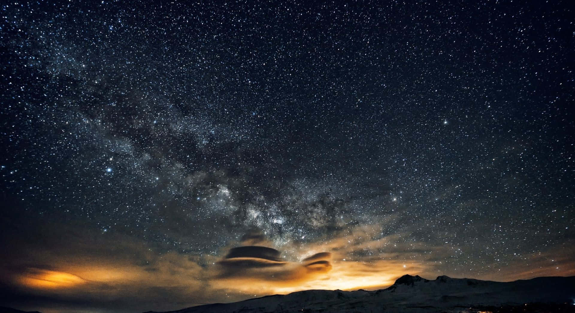 發光雲層下星空下的雪山