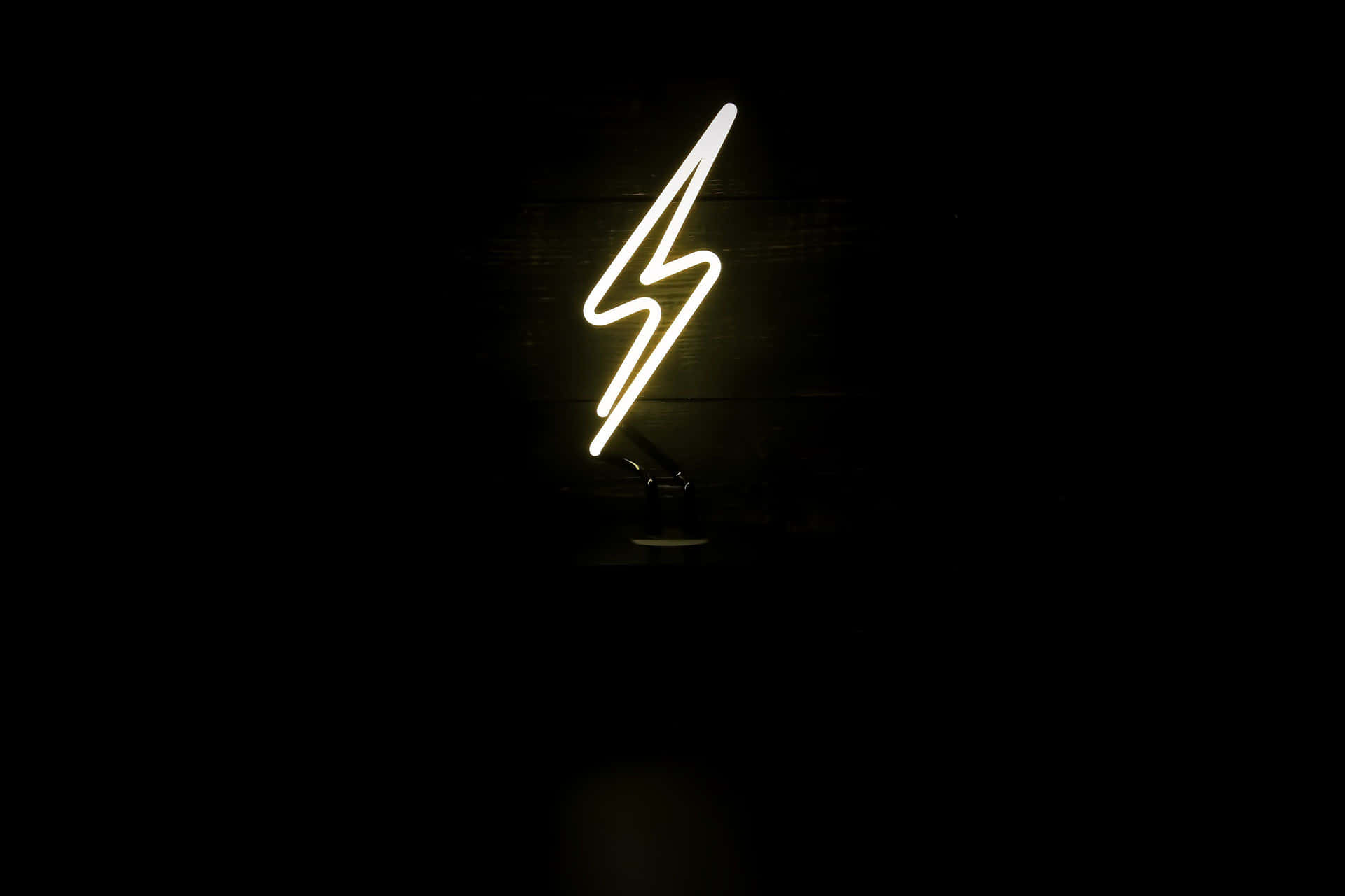 深色木牆上發光的霓虹閃電。