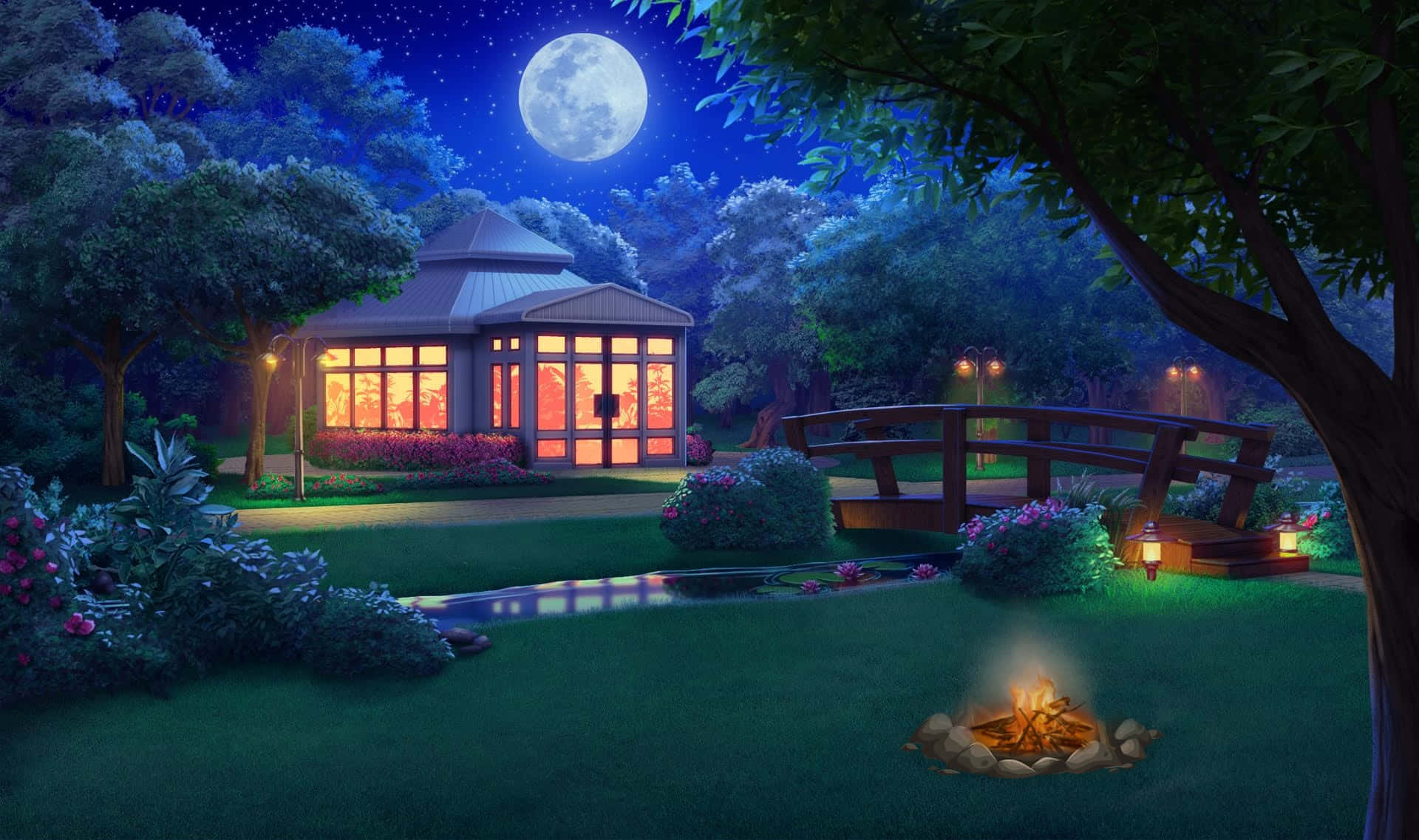 大自然的奇景就在戶外等你！ 壁紙 — 一間舒適的小屋在滿月下溫暖地發光，前景中營火噼啪作響，周圍環繞著茂盛的花園和一座木橋。