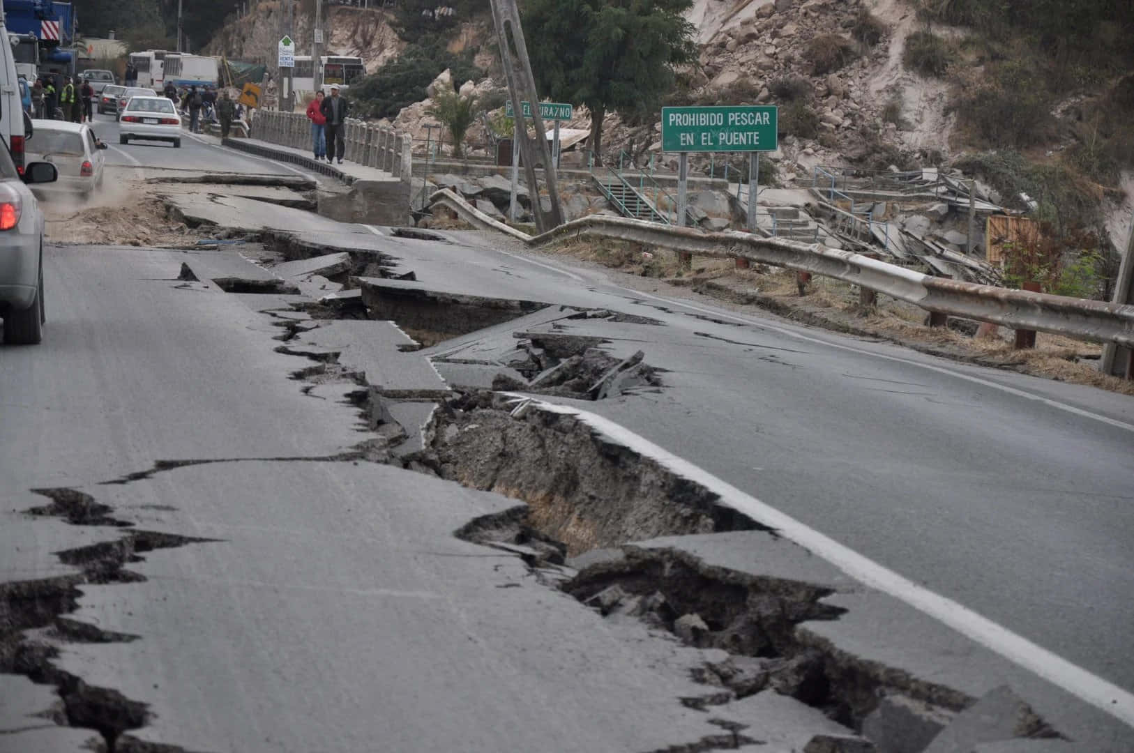 地震後倒塌的道路，有明顯裂縫和碎片。