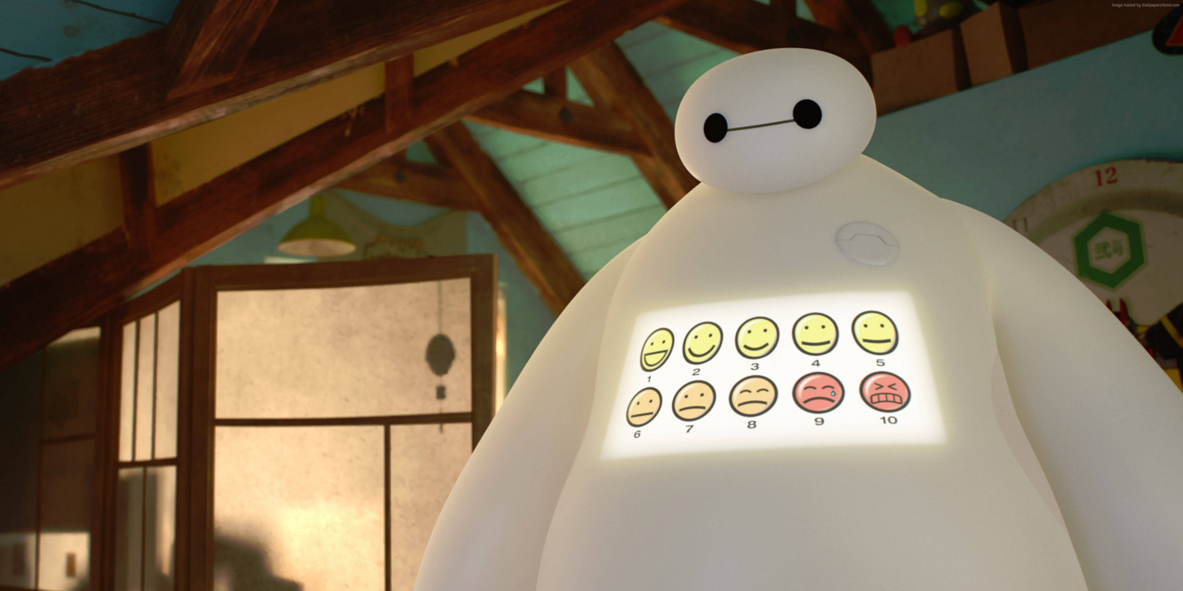 大英雄日記：Baymax 執行疼痛指數測試 壁紙 — 一個巨大的白色充氣機械人，帶有十種表情的發光面板，站在一個溫暖照明的木製閣樓中。