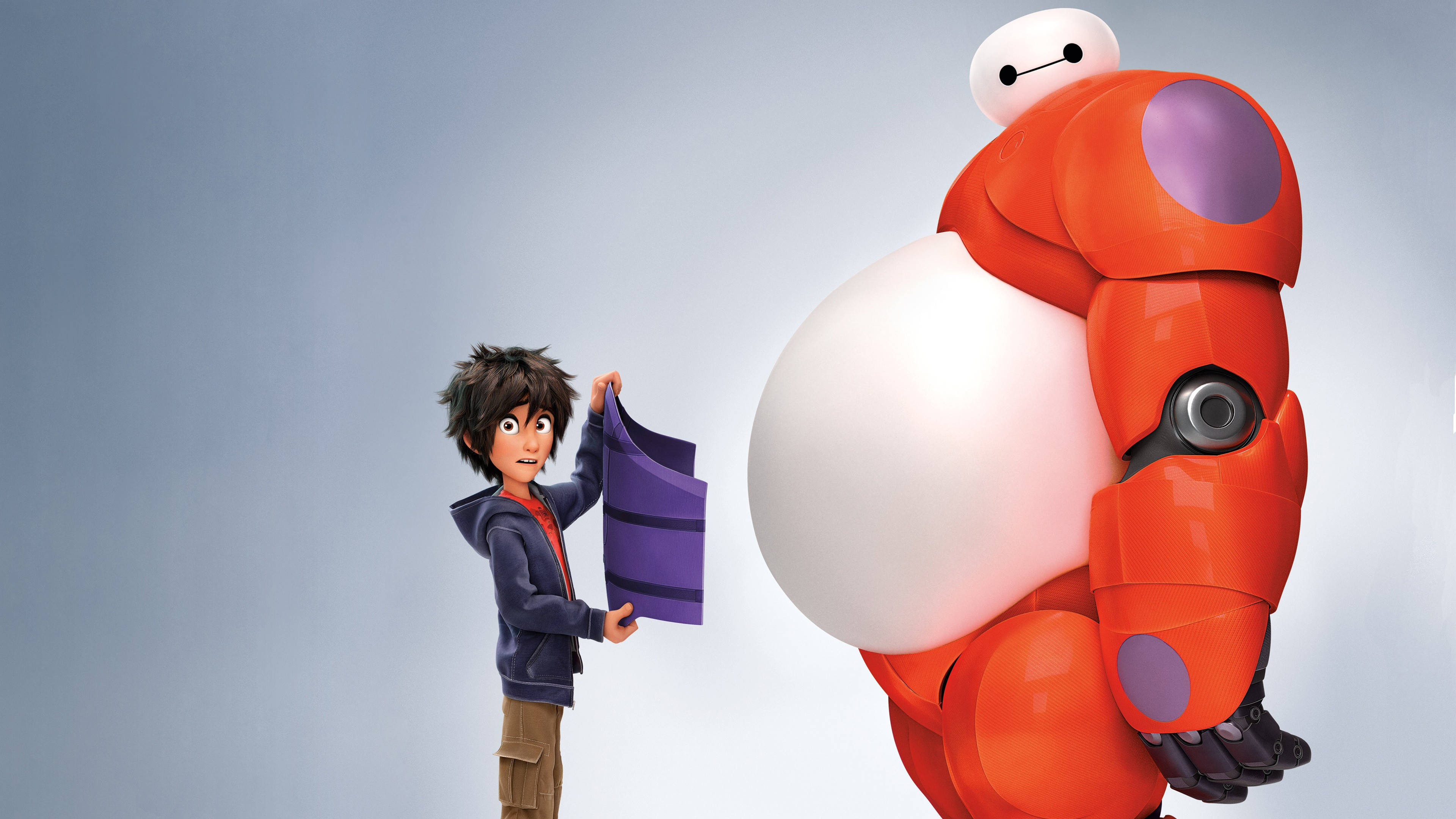 大英雄日記：Baymax 大肚子裝甲 壁紙 — 一個穿著連帽衫的小男孩在柔和的灰色背景前，拿著一塊紫色布料，旁邊是巨大的橙色和白色大白機器人。