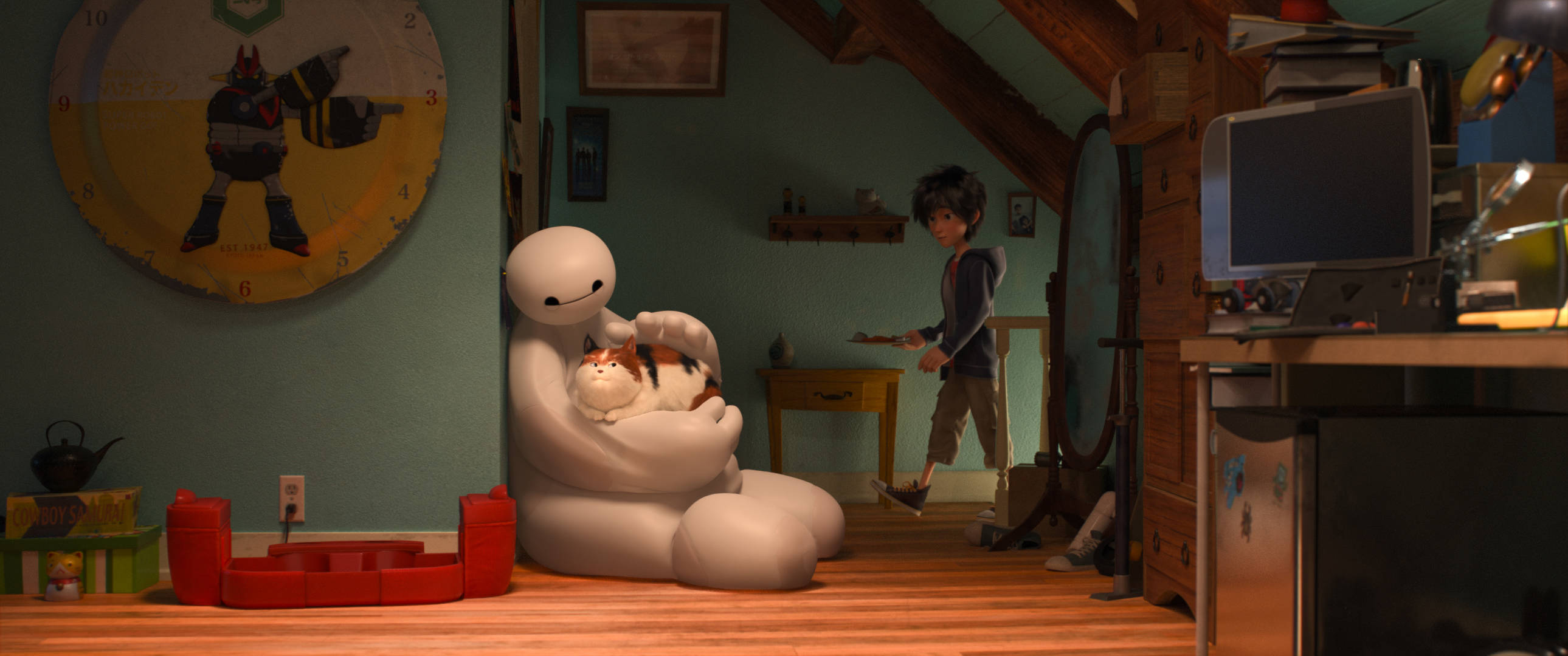 大英雄日記：Baymax 摸貓咪 Mochi 壁紙 — 一個巨大的白色機械人在舒適的閣樓房間裏抱着貓咪，一個男孩拿着碟子走過。