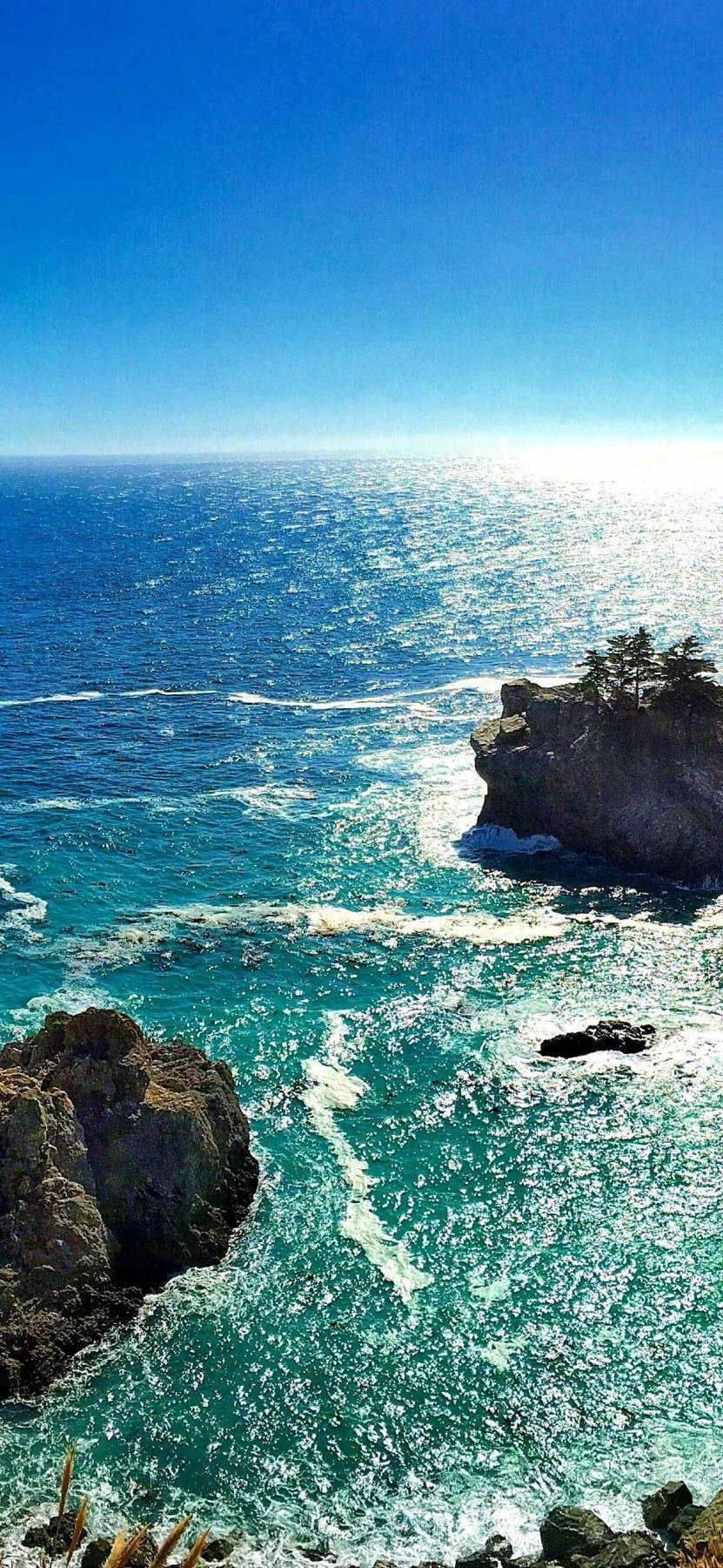 大蘇爾深藍海景 壁紙 — 充滿活力的藍綠色海浪拍打崎嶇的懸崖，天空湛藍清澈。