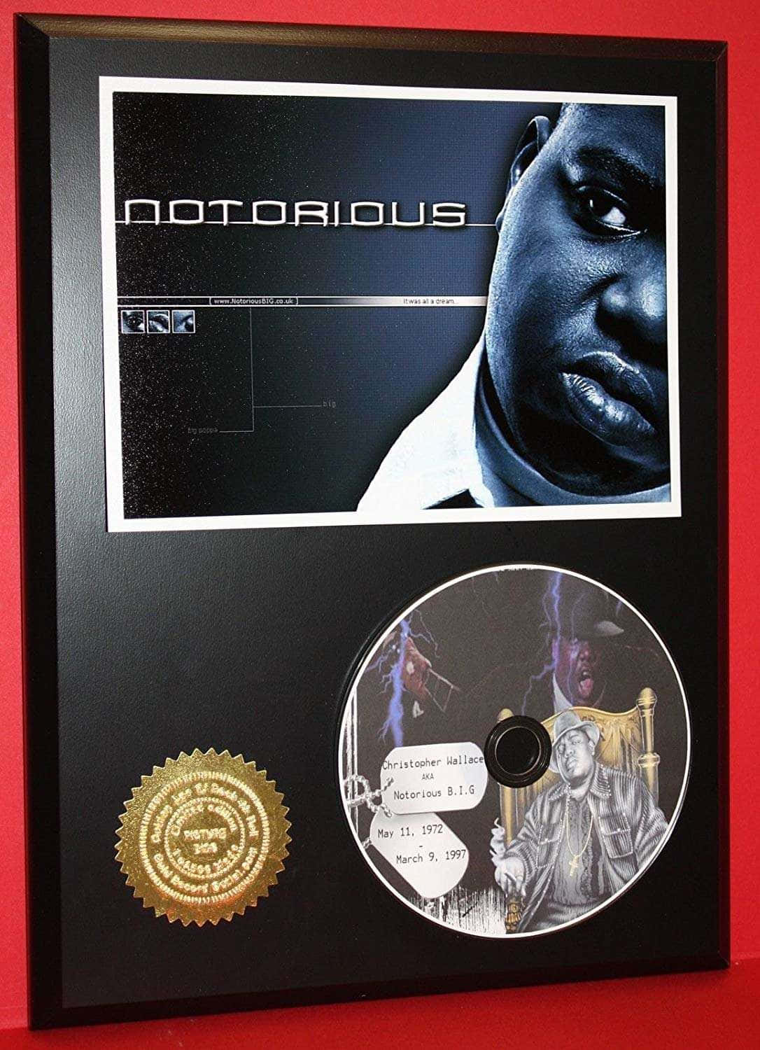 裱框展示，紀念 Notorious B.I.G.，包含專輯藝術、紀念光碟和金色印章。