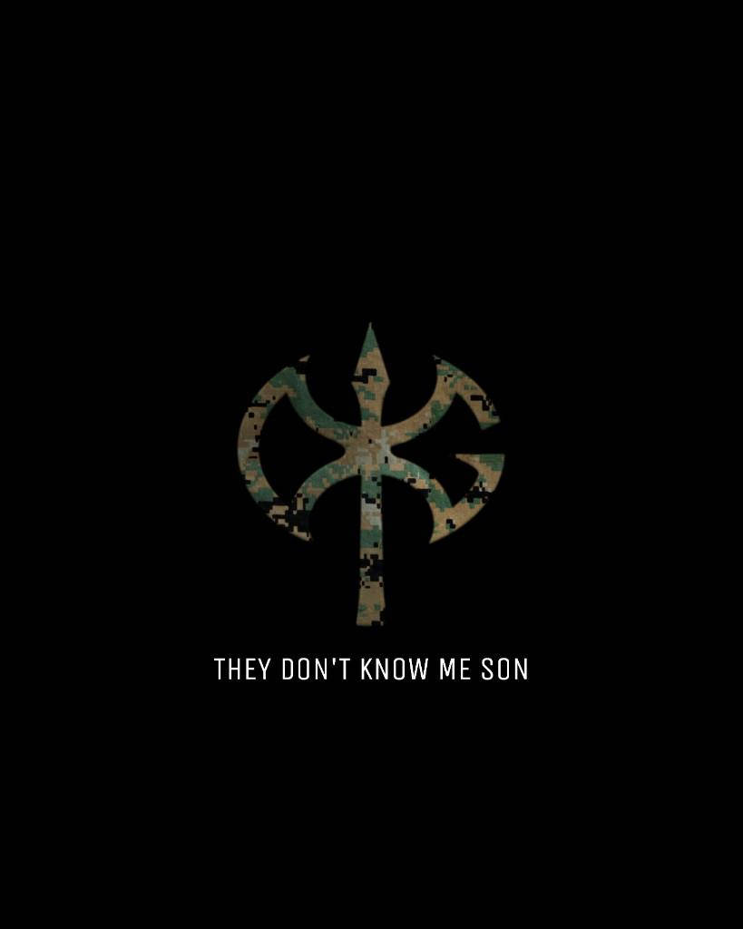 一個像素化的迷彩符號，在黑色背景上有文字 they don't know me son。