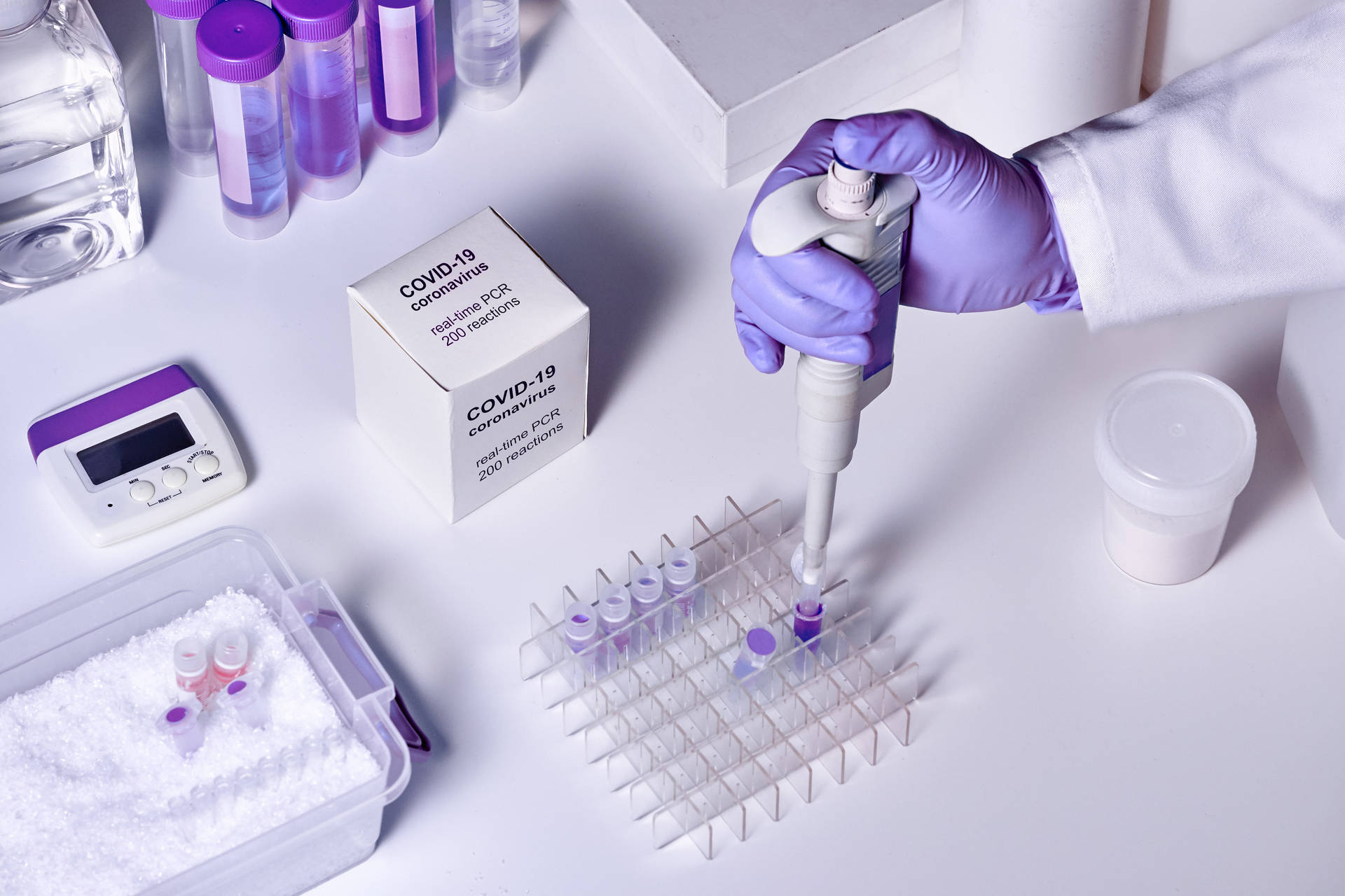 科學家在實驗室環境中處理 COVID-19 PCR 測試樣本。