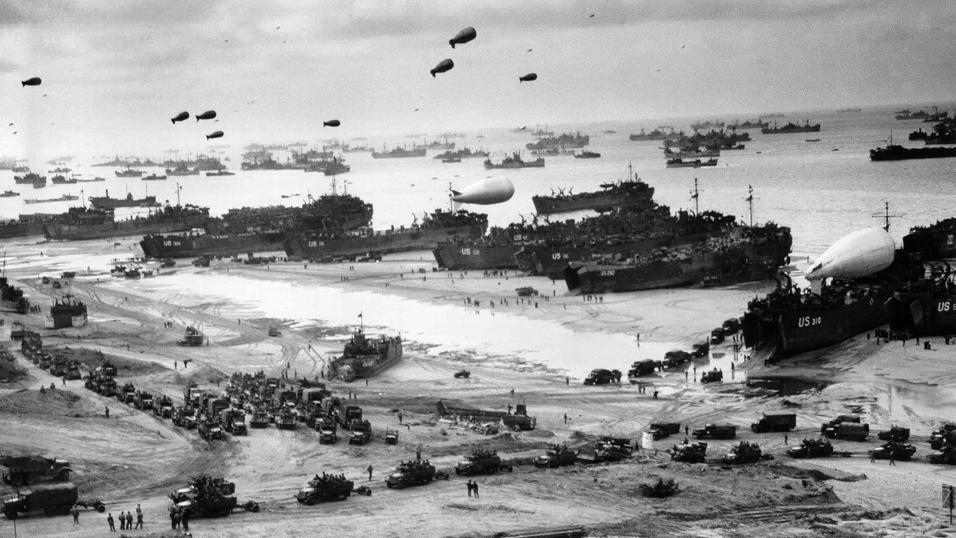 Ww2 桌布 壁紙 — 大規模黑白歷史照片，展示D-Day登陸行動，登陸艦、坦克和空降部隊在海灘上。