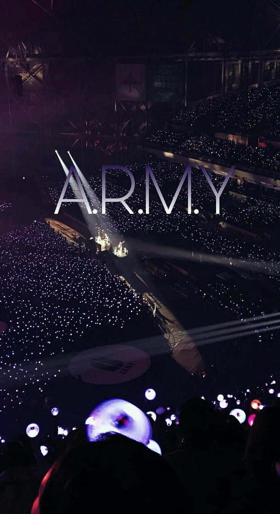 Bts Army Bomb 桌布 壁紙 — 大量演唱會觀眾手持發光手機，在舞台燈光下形成星海，上方亮起「A.R.M.Y.」。