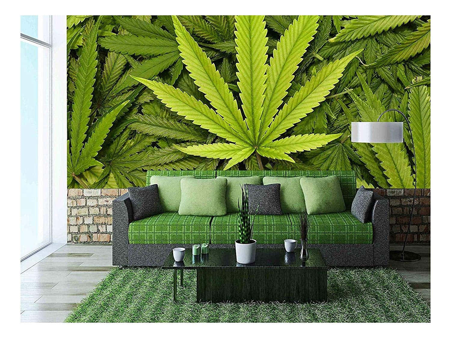配有綠色沙發和大麻葉壁紙的客廳。