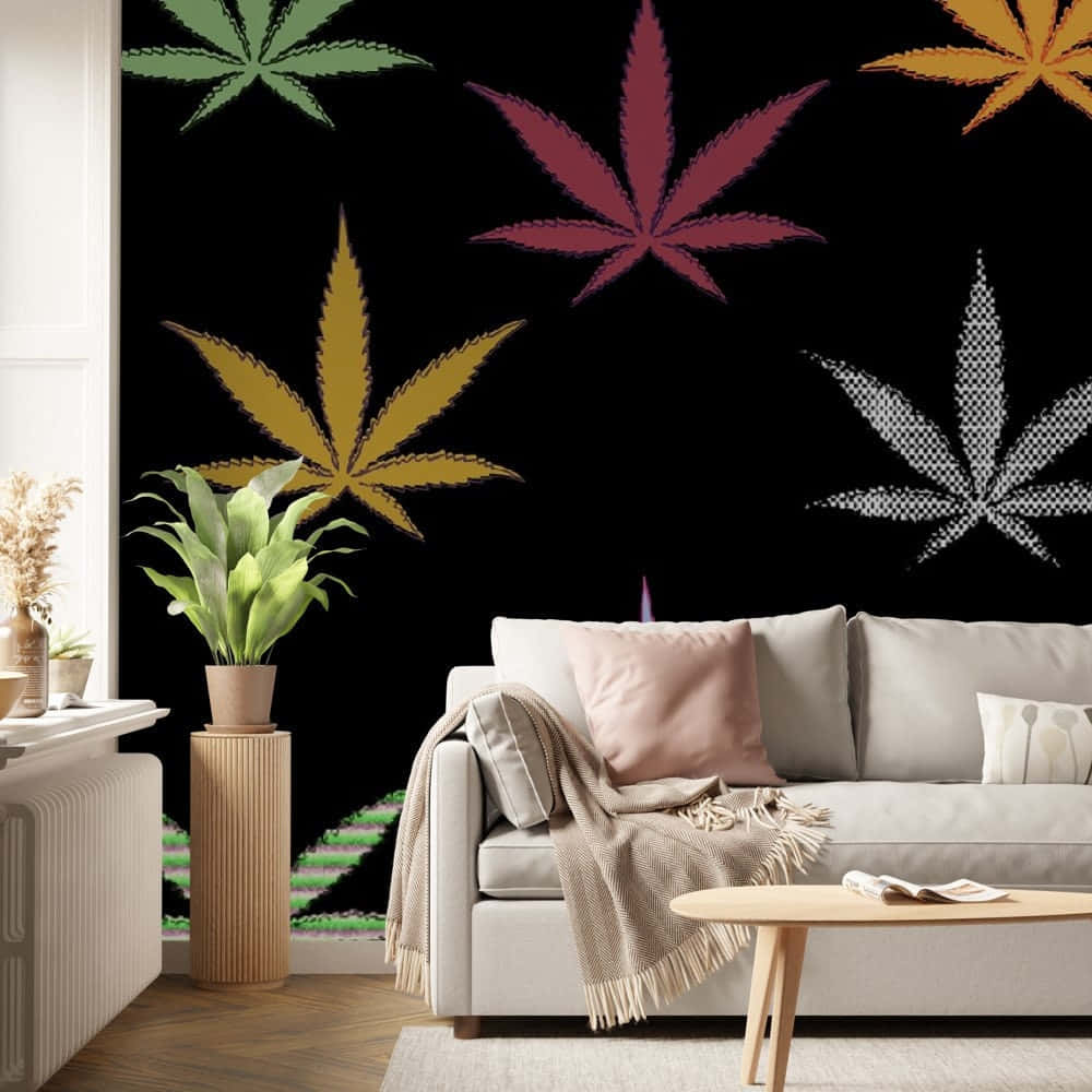 客廳以黑色牆壁裝飾，帶有彩色大麻葉圖案。