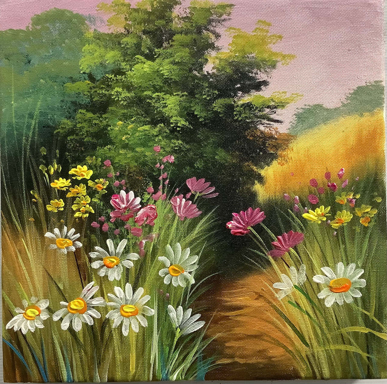 天上美景 壁紙 — 一幅充滿活力的油畫，描繪了一條陽光明媚的草地小徑，蜿蜒穿過野花和高草，上方是柔和的粉紅色天空。