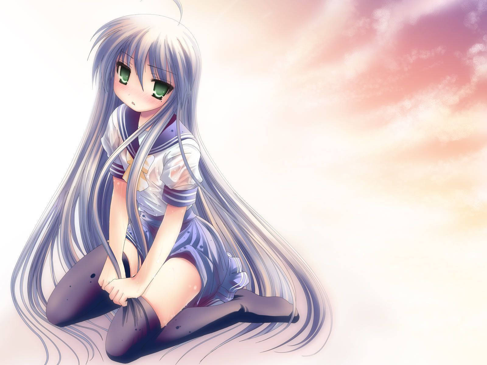 天使之擊少女卡通 壁紙 — 一位銀髮動漫女孩穿著水手服，跪在柔和的粉紅色和橙色天空前。