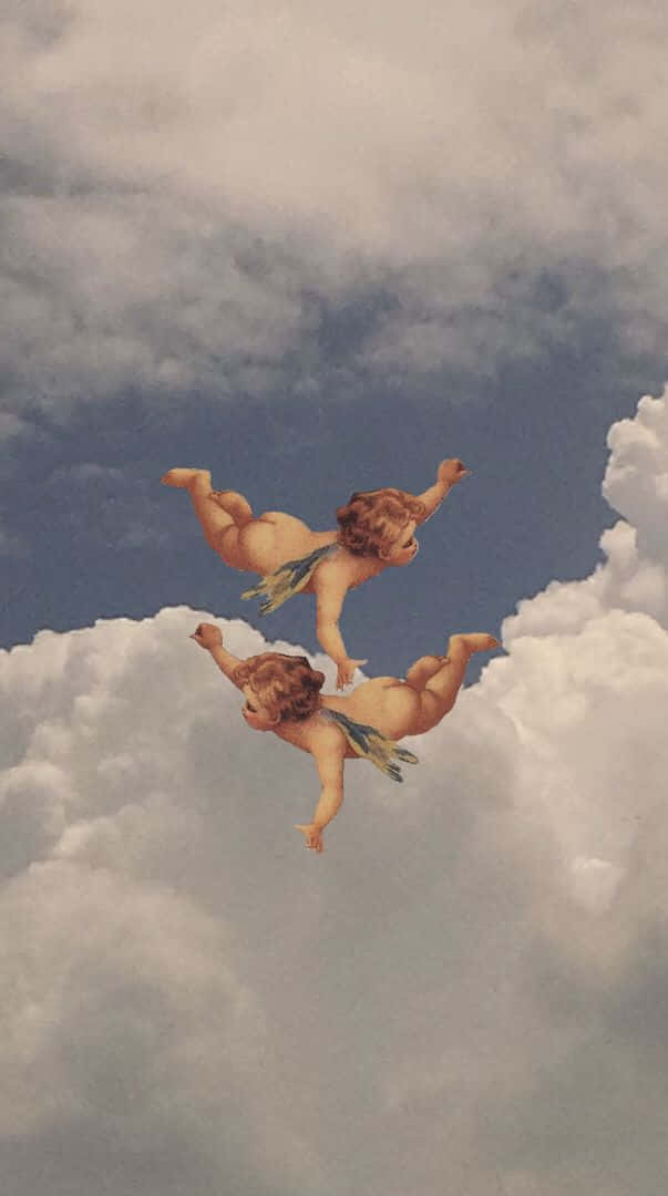 兩個有翼的小天使在藍色天空的蓬鬆雲朵中翻滾。