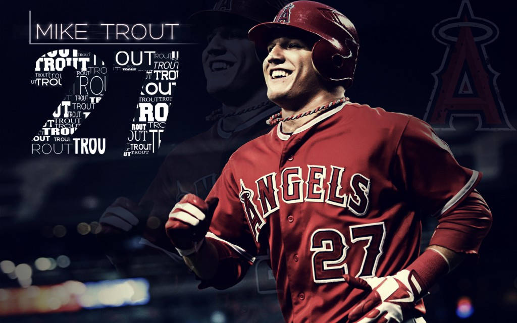 天使隊 27 號 Mike Trout 壁紙 — 棒球手 Mike Trout 身穿紅色天使隊球衣，在黑暗的球場背景下自信微笑，他的名字以風格化文字呈現。