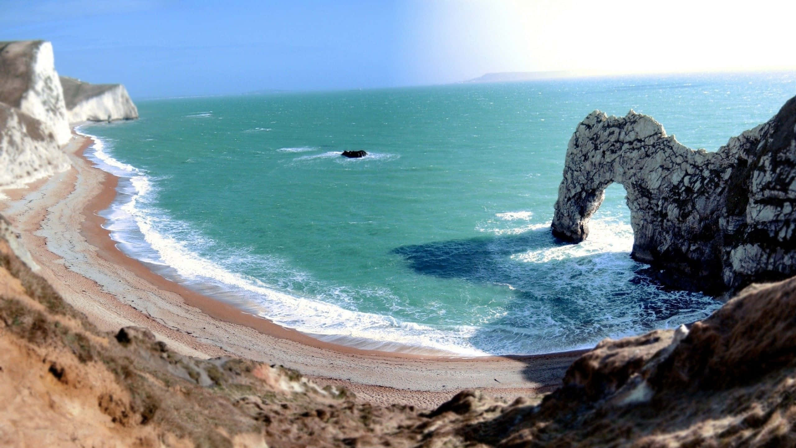 天堂在人間！ 壁紙 — 杜德爾門的壯麗海岸景色，碧綠的海水拍打著白色懸崖，天空清澈湛藍。