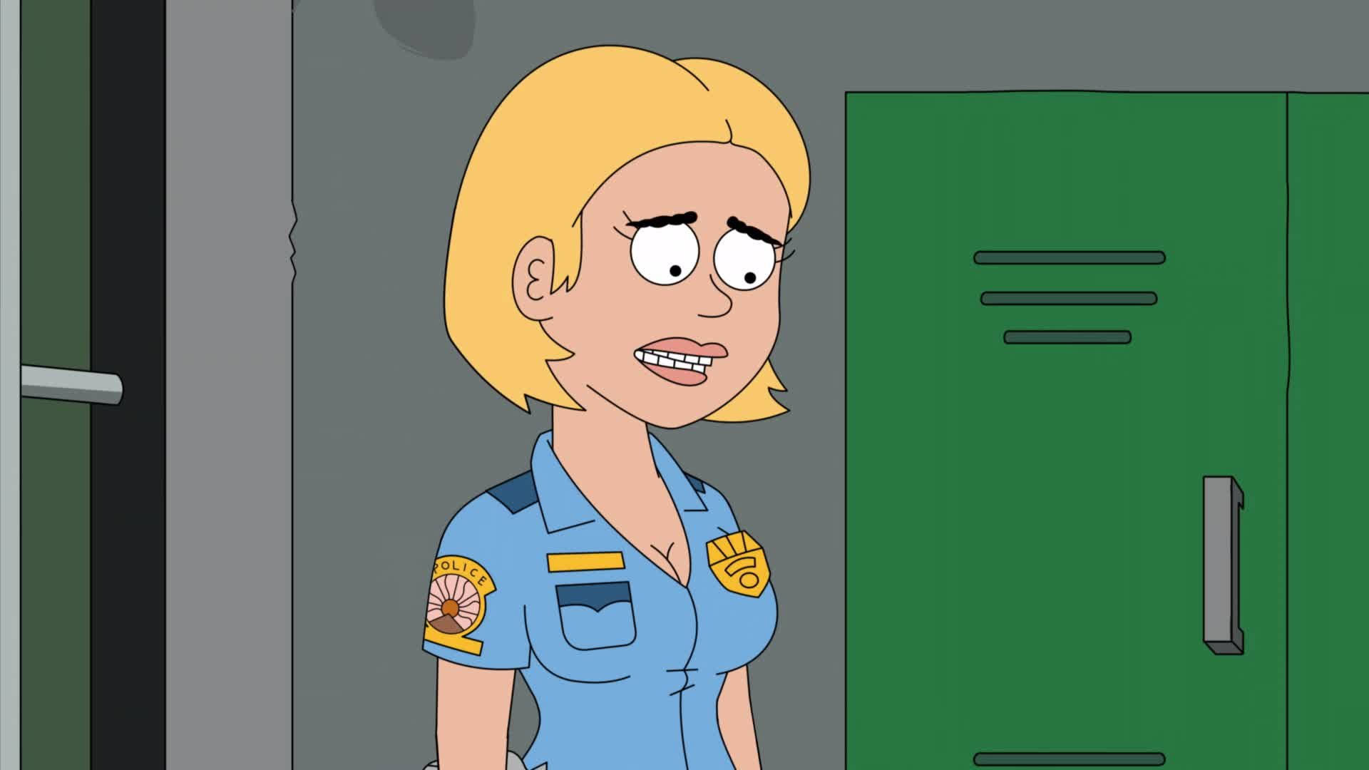穿著藍色制服的卡通女警站在學校走廊的綠色儲物櫃旁。