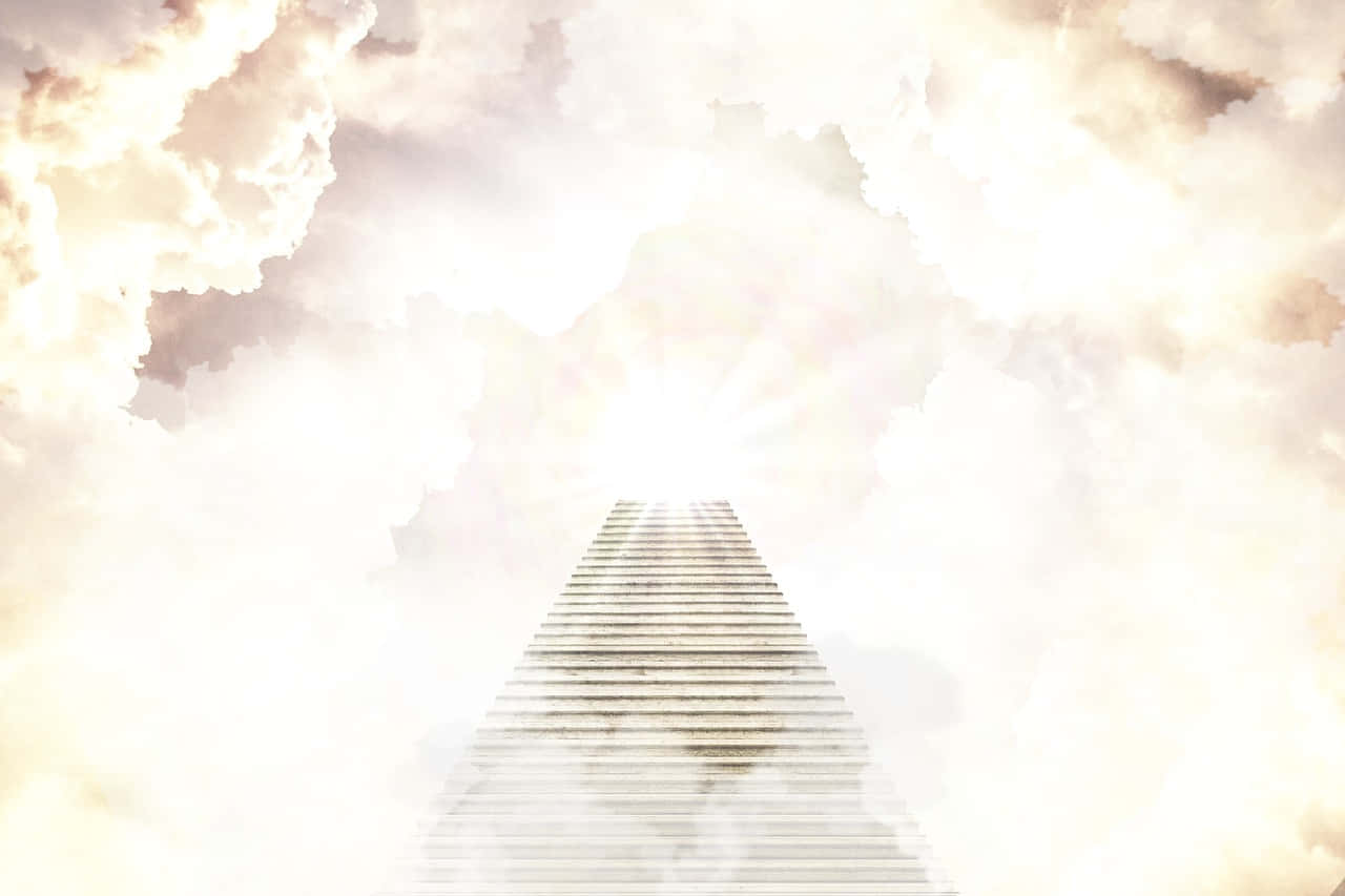 天堂雲彩：大自然的絢麗畫布 壁紙 — 一道閃耀的樓梯穿過柔軟的雲層，朝向刺眼的天堂之光上升。